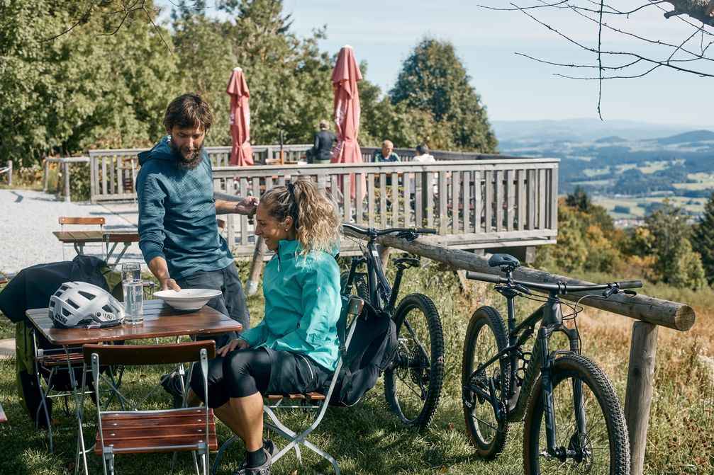 Mittagspause am Landshuter Haus auf dem Geißkopf im Landkreis Deggendorf