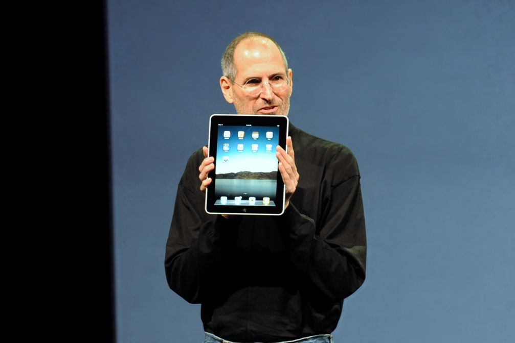 Steve Jobs während der Präsentation der ersten Generation am 27. Januar 2010