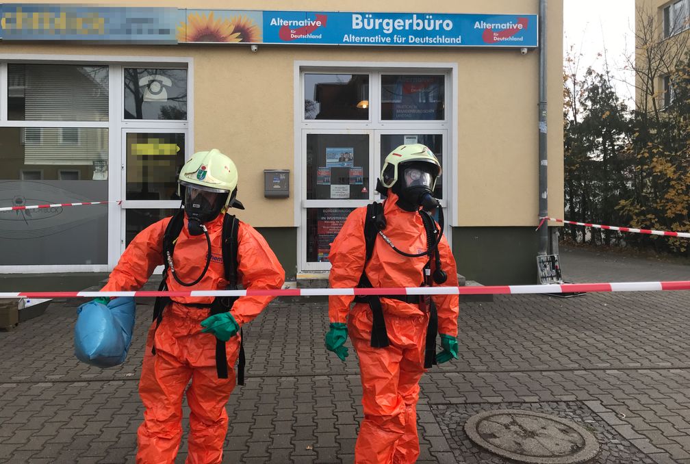 Feuerwehr im Einsatz nach Anschlag auf AfD-Bürgerbüro in Falkensee.
