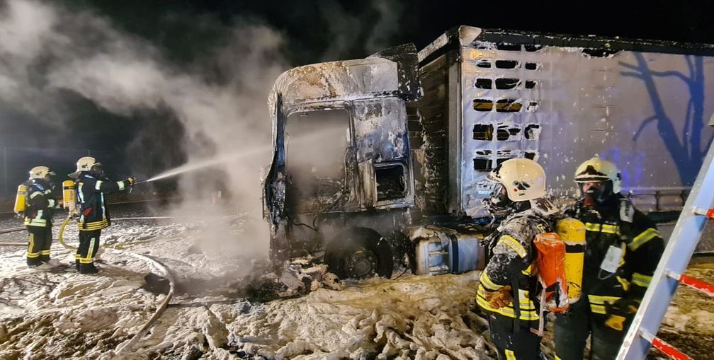 Die Kameraden der Berufsfeuerwehr beim Löschangriff. Bild: Polizei