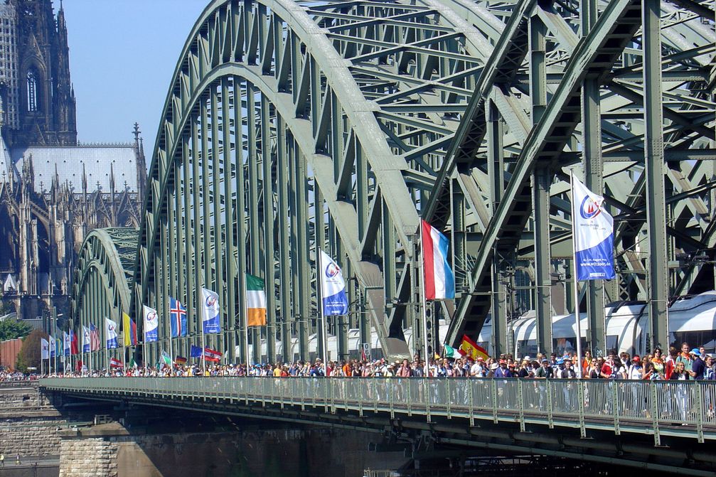 Weltjugendtag: Pilger auf der Hohenzollernbrücke in Köln am 17. August 2005 Bild: Deutsche Bischofskonferenz Fotograf: David Nickel / WJT gGmbH