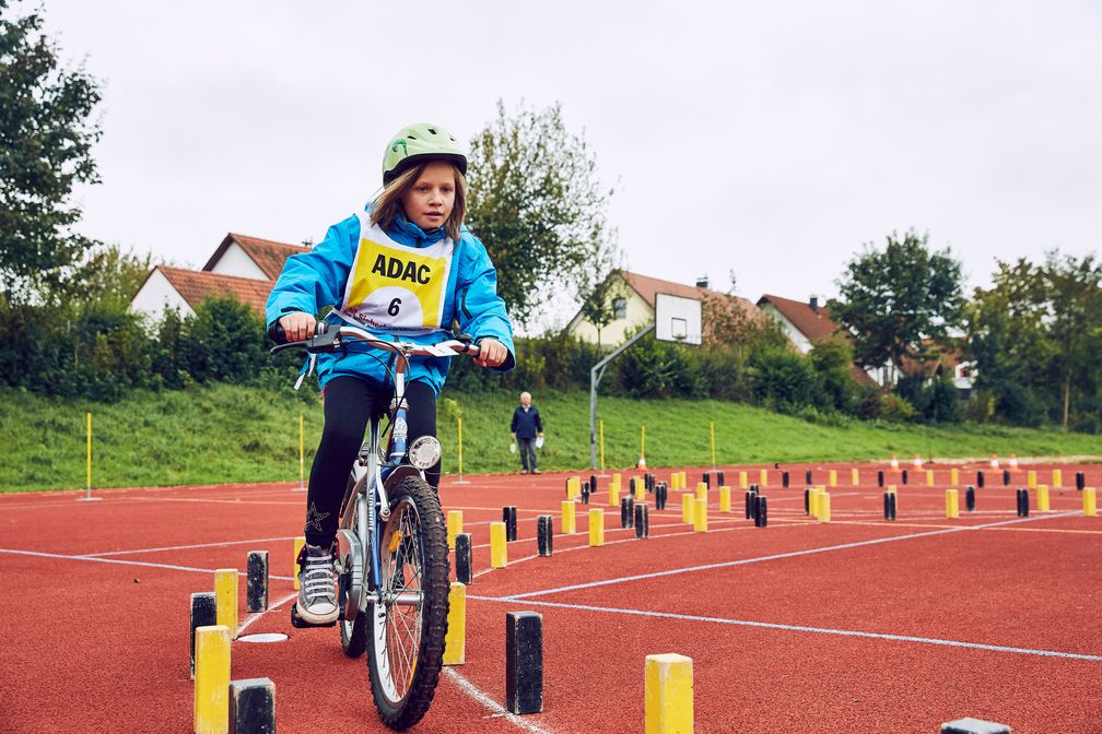 Wissenstest für Radfahrer - mäßiges Ergebnis / ADAC macht Umfrage unter 4.500 Fahrradfahrern / Nur ein Prozent konnte fast alle Fragen beantworten, Bei den ADAC Fahrradturnieren lernen Kinder, das Rad sicher zu beherrschen. / Weiterer Text über ots und www.presseportal.de/nr/7849 / Die Verwendung dieses Bildes ist für redaktionelle Zwecke unter Beachtung ggf. genannter Nutzungsbedingungen honorarfrei. Veröffentlichung bitte mit Bildrechte-Hinweis. Bildrechte: ADAC Fotograf: Michela Morosini