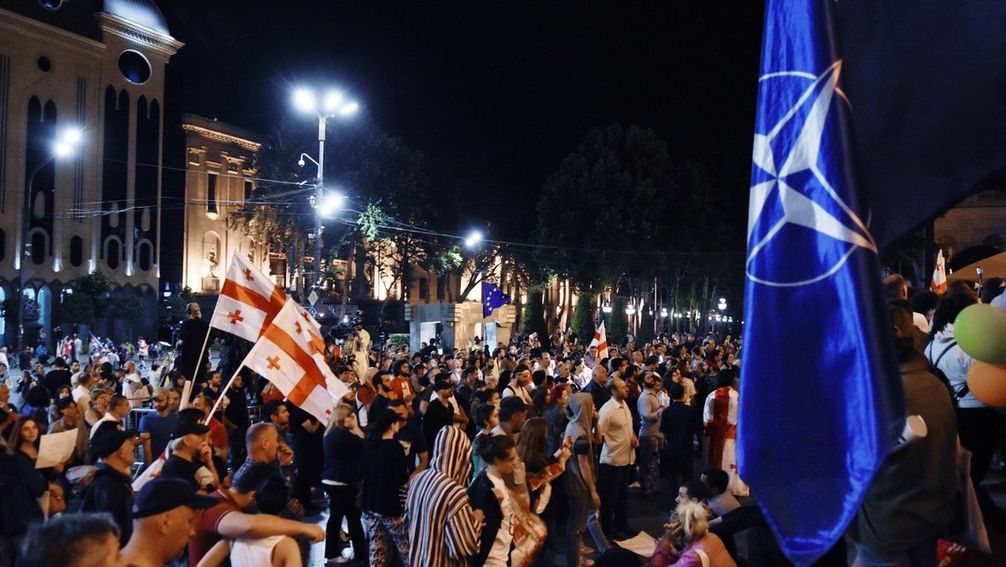 Archivbild: Protestierende in der georgischen Hauptstadt Tiflis mit den Flaggen Georgiens und der NATO. Bild: Sputnik / Wladimir Umikaschwili