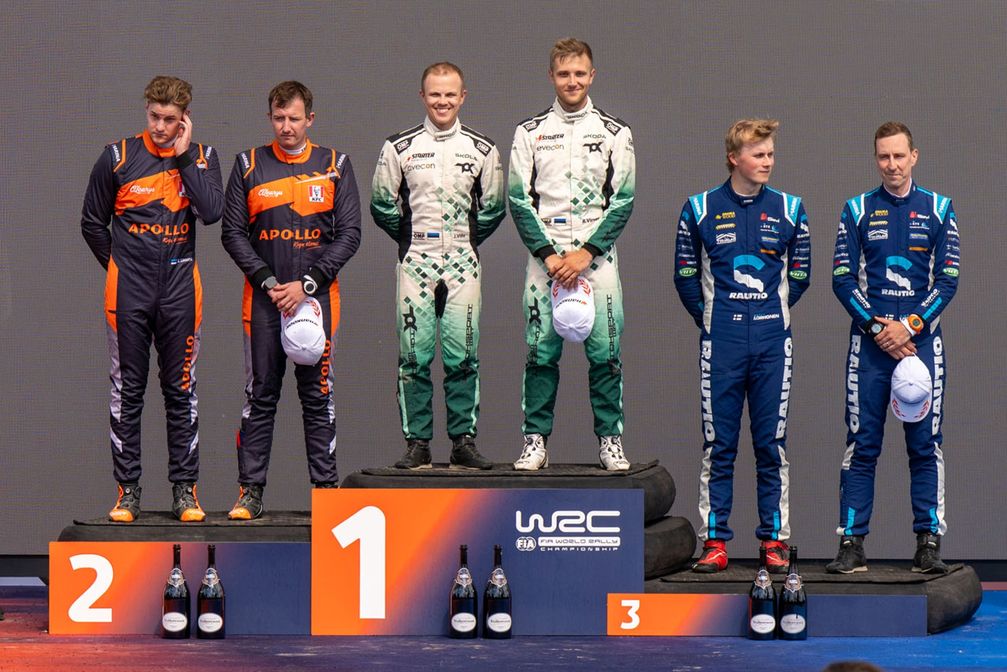 Das WRC2-Podium mit den Siegern Robert Virves (rechts) und Jakko Viilo in der Mitte. Die Skoda Fabia RS Rally2-Crew schlug Georg Linnamäe/James Morgan (2.) und Roope Korhonen/Anssi Viinikka (3.). (2025) Bild: Skoda Auto Deutschland GmbH Fotograf: Skoda Auto Deutschland GmbH