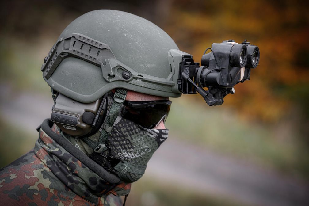 Gefechtshelm Streitkräfte im Einsatz bei den Fallschirmjägern mit erweiterter Grundbefähigung (EGB)  Bild: Bundeswehr/Marco Dorow Fotograf: Marco Dorow