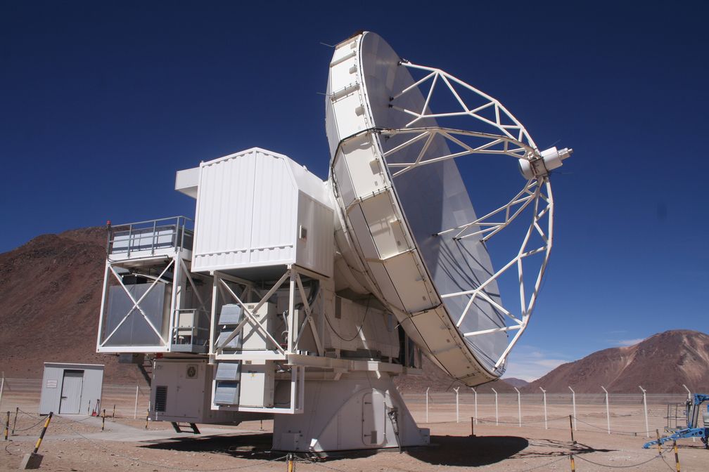 Atacama Pathfinder Experiment in 5100 m Höhe. 11.000 km Luftlinie zwischen APEX und dem 100-m-Radioteleskop Effelsberg entsprechen dem Abstand von Sirius im Maßstab des Effelsberger Planetenwegs.
Quelle: Norbert Junkes, MPIfR (idw)