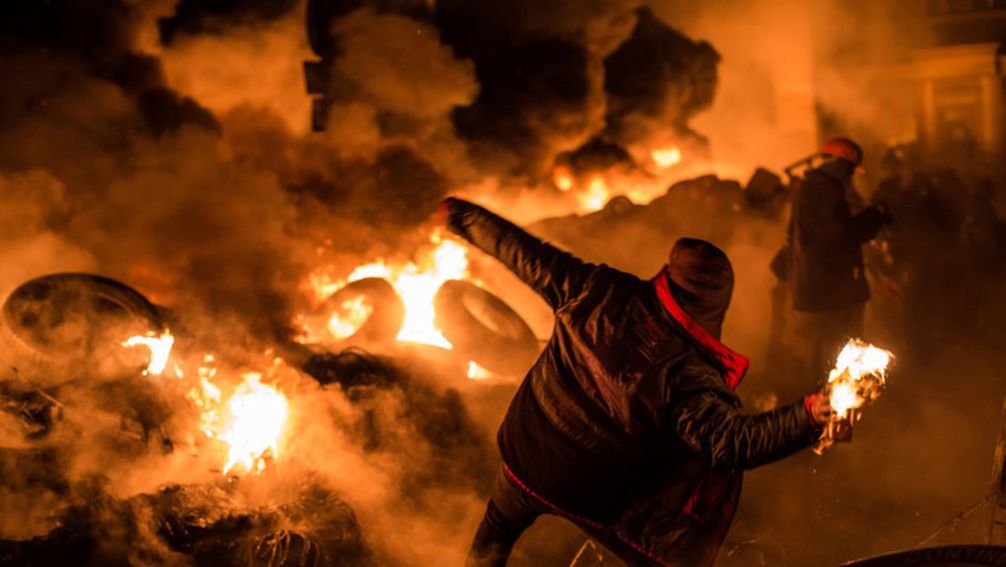 Ein "Demonstrant" wirft am 25. Januar 2014 auf dem Maidan bei Zusammenstößen mit der Polizei einen Molotow-Cocktail. Bild: Gettyimages.ru / Brendan Hoffmann