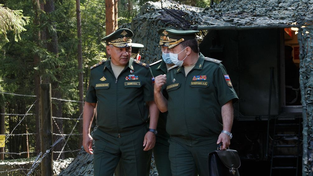 Russlands Verteidigungsminister Sergei Schoigu (links) bei einer Inspektion. Bild: Wadim Sawizki / Sputnik