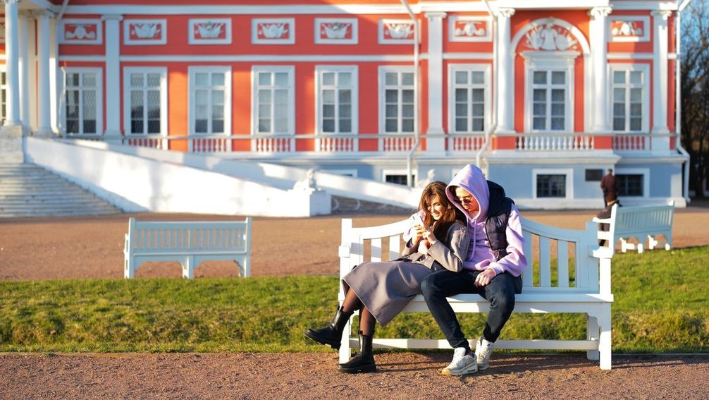 Auf dem Bild: Ein Paar sitzt auf einer Bank im Schlosspark Kuskowo in Moskau, 20. April 2022.