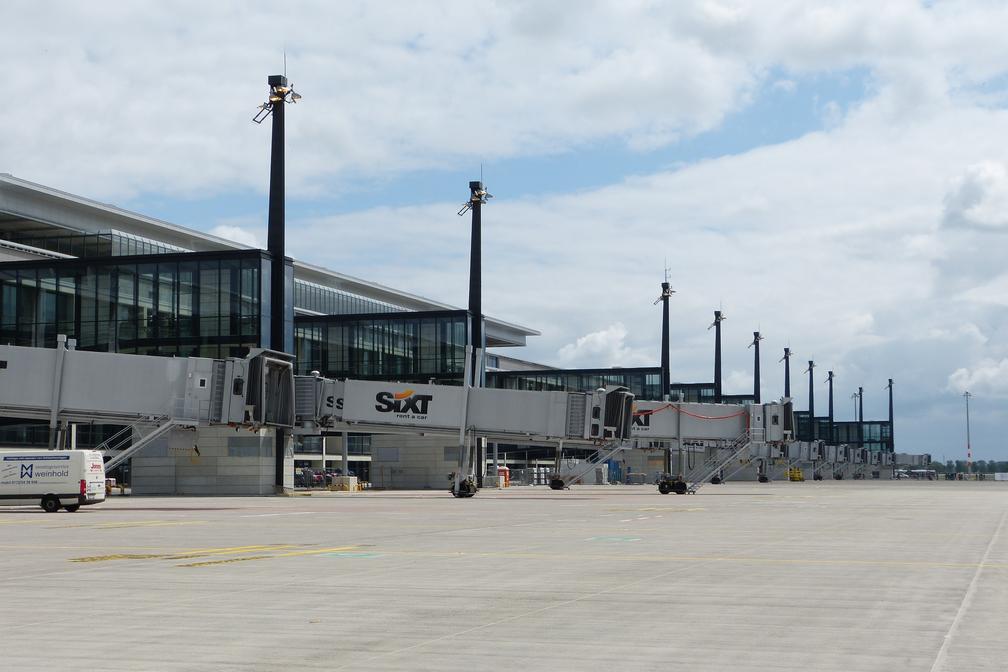 Flughafen Berlin Brandenburg „Willy Brandt“: Fluggastbrücken am Hauptpier, Mai 2012
