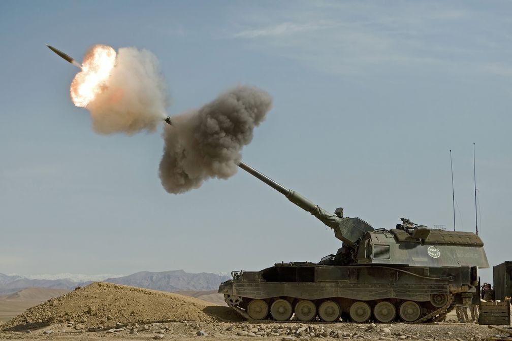Panzerhaubitze 2000 (PzH 2000), selbstfahrende gepanzerte Artilleriegeschütz: Moderne Waffen aus Europa, USA und China werden teuer an andere Staaten verkauft um dort eingesetzt zu werden (Symbolbild)