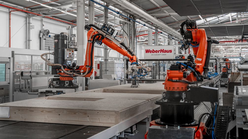 Zwei Roboterzellen montieren OSB- und Gipskartonplatten vollautomatisch auf das Riegelwerk Bild: WeberHaus GmbH & Co. KG Fotograf: WeberHaus GmbH & Co. KG