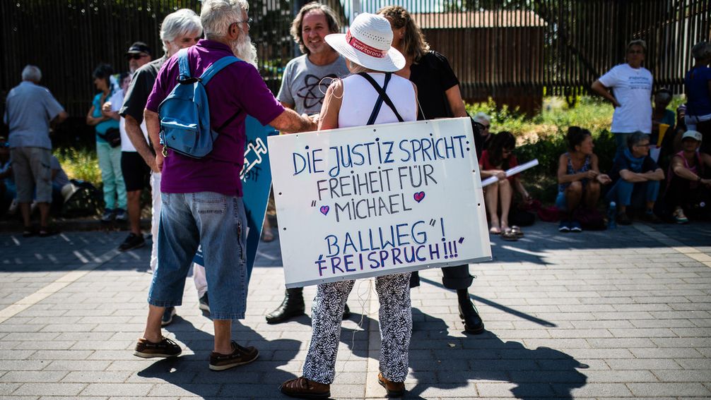 Solidaritätskundgebung für den seit mittlerweile neun Monaten in U-Haft befindlichen Michael Ballweg, Stuttgart, August 2022. Bild: www.globallookpress.com / Christoph Schmidt