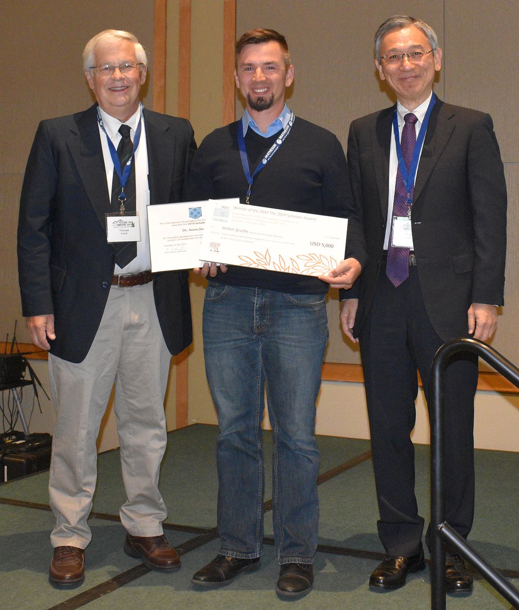 Schieber-Preisträger Anton Jesche zwischen (l.)  Thomas Kuech, dem Vorsitzenden des Preiskommitees (University of Wisconsin-Madison), und dem IOCG-Präsidenten  Koichi Kakimoto (Kyushu University).