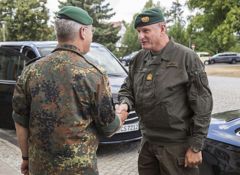 Generalleutnant Jörg Vollmer (l.) empfängt den österreichischen Generalleutnant Franz Reißner (r.) im Kommando Heer Bild: "obs/Presse- und Informationszentrum des Heeres/Mario Bähr"