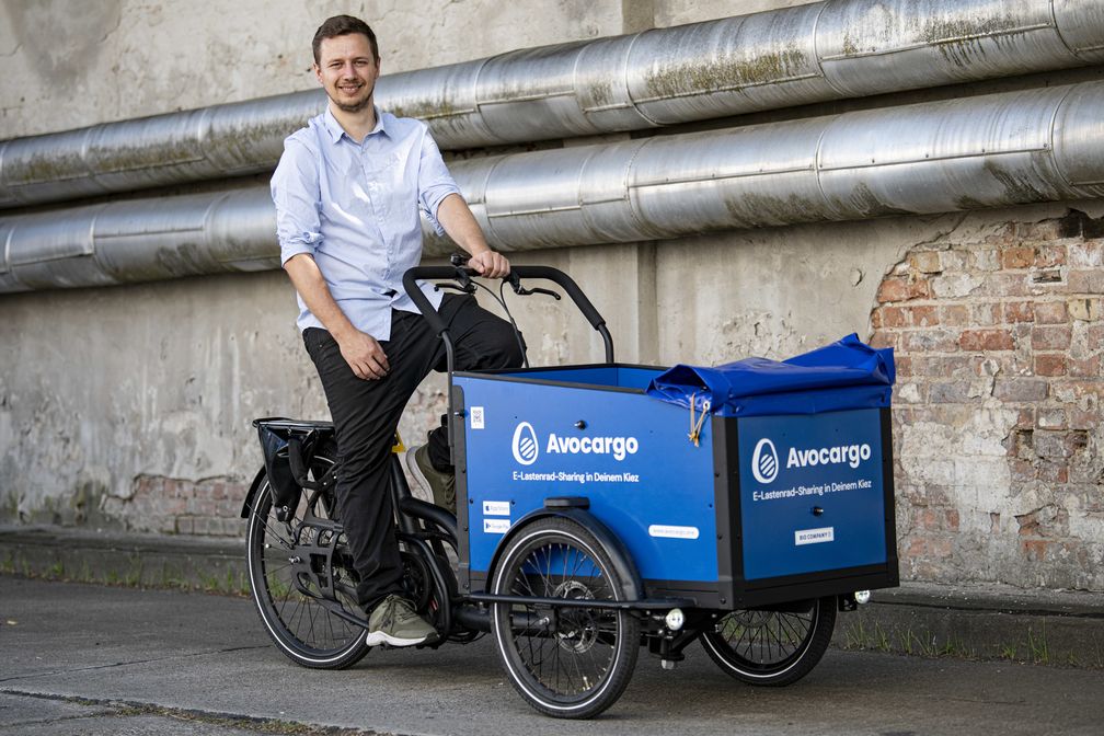 Matti Schurr, CEO und Mitbegründer von Avocargo, sitzt am 10. Juni 2022 in Berlin auf einem der Lastenfahrräder seines Unternehmens. (Symbolbild) Bild: Fabian Sommer / www.globallookpress.com