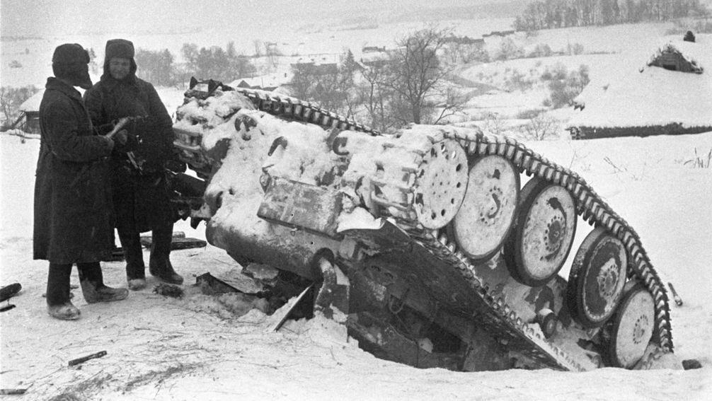 Deutsche Panzer in der Ukraine? Gab es schon mal. Zwei Rotarmisten begutachten am 5. Dezember 1941 einen zerstörten Panzer der Wehrmacht. Bild: Sputnik / Wladimir Minkewitsch / RIA Nowosti