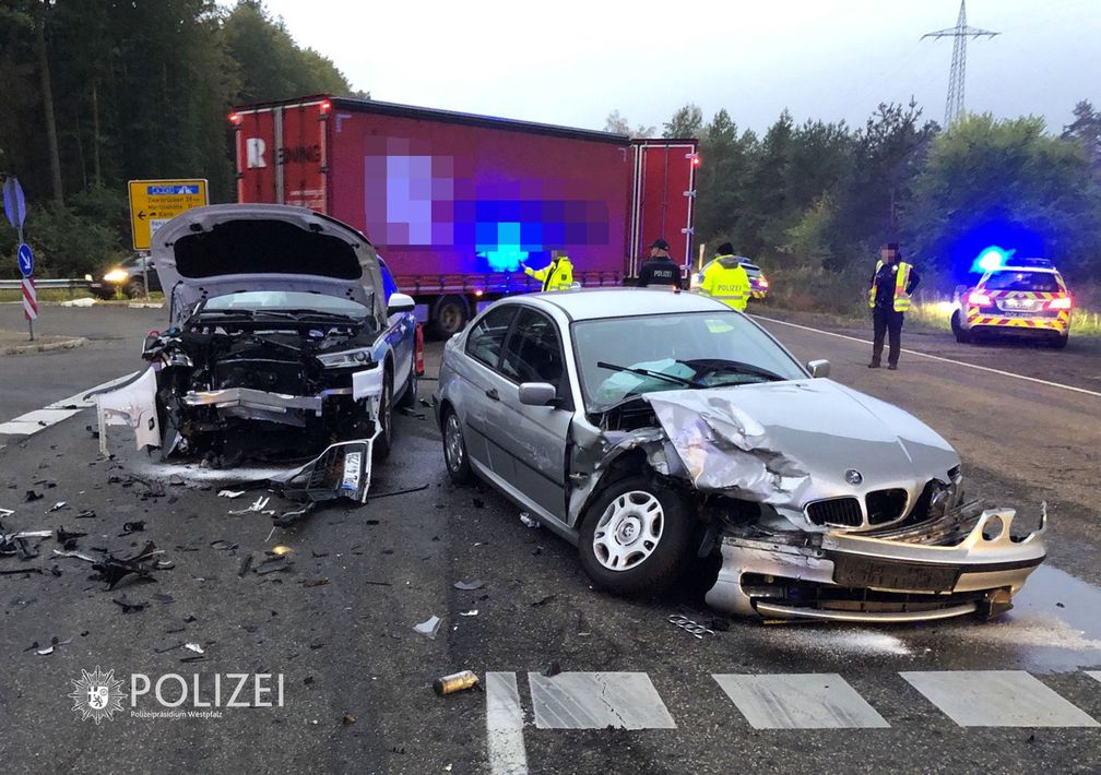 Der Audi Q5 (links im Bild) wollte geradeaus fahren, der BMW wollte nach links abbiegen und stieß mit dem Polizeifahrzeug zusammen. Beide Fahrer wurden verletzt und beide Fahrzeuge erheblich beschädigt. Bild: Polizei