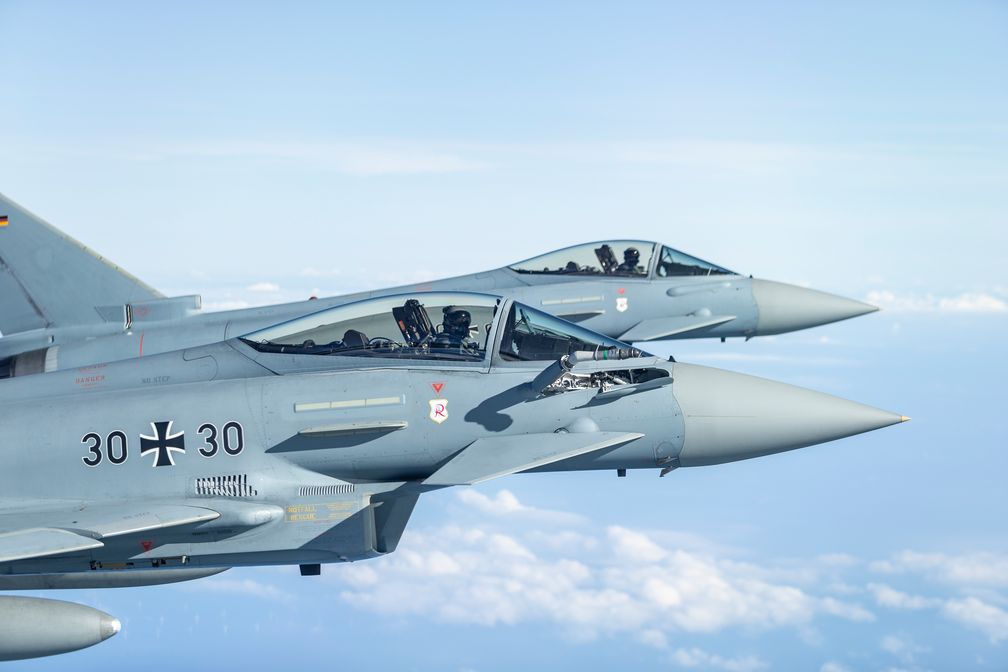 Eurofighter der Alarmrotte nehmen Sichtkontakt zu einem anderen Flugzeug auf, während eines Betankungsfluges im Rahmen einer QRA-Übung (Tango-Scramble) vom Taktischen Luftwaffengeschwader 71 „Richthofen“ über der Nordsee, am 29.08.2019. Bild:     Bundeswehr/ Kevin Schrief