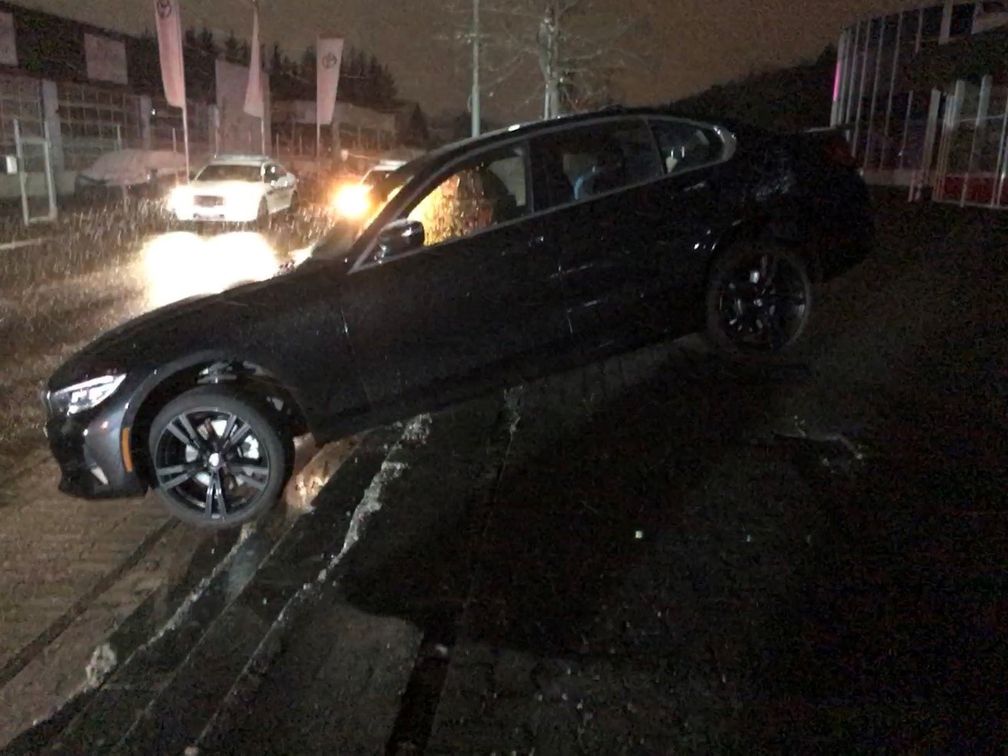 Mit dem Auto über eine Treppe Bild: Polizei