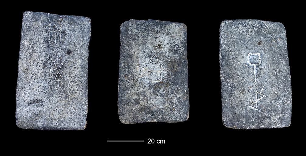 Ein Teil der untersuchten Zinnbarren aus dem Meer vor der Küste Israels (ca. 1300 bis 1200 vor Christus)
Quelle: Foto: Ehud Galili (idw)