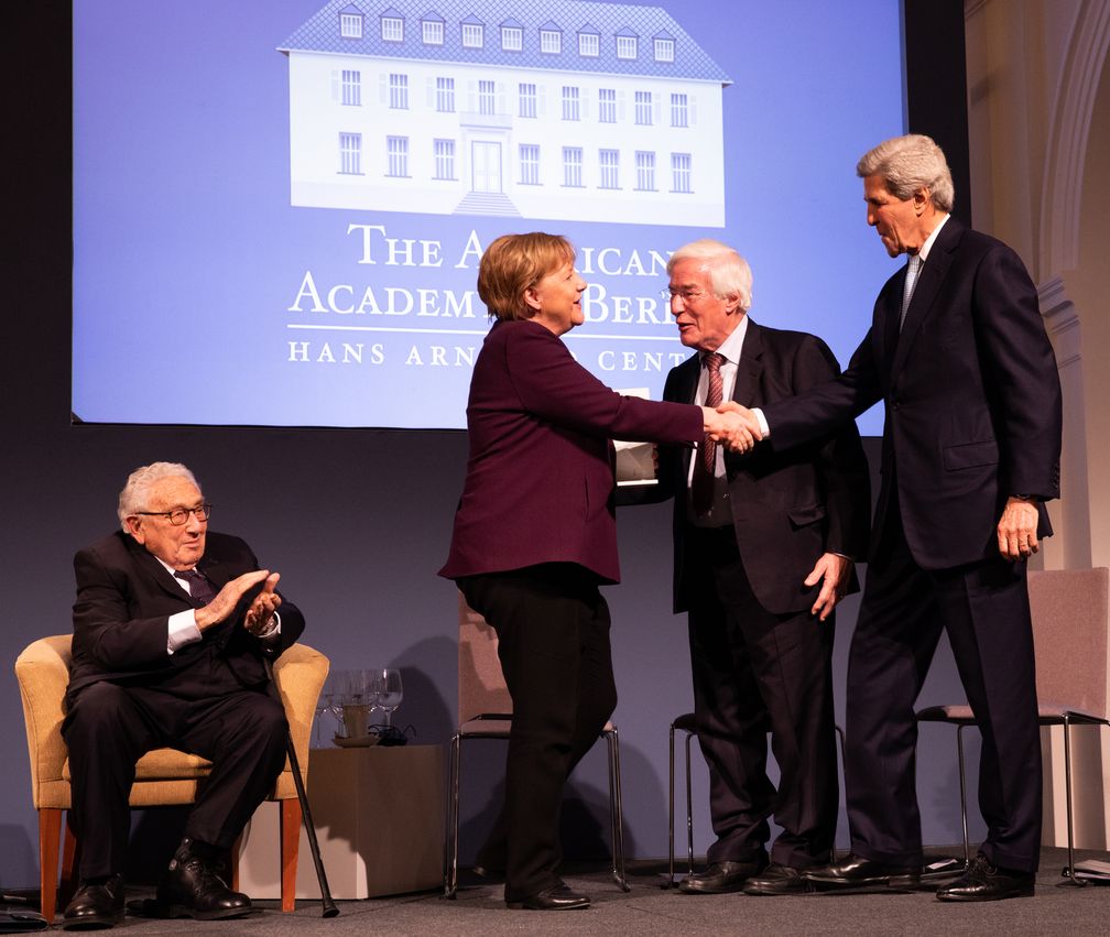 Henry A. Kissinger, Angela Merkel, Gerhard Casper, und John Kerry bei der Verleihung des Henry A. Kissinger Preis im Schloss Charlottenburg am 21. Januar 2020. Bild: "obs/American Academy in Berlin/Annette Hornischer"