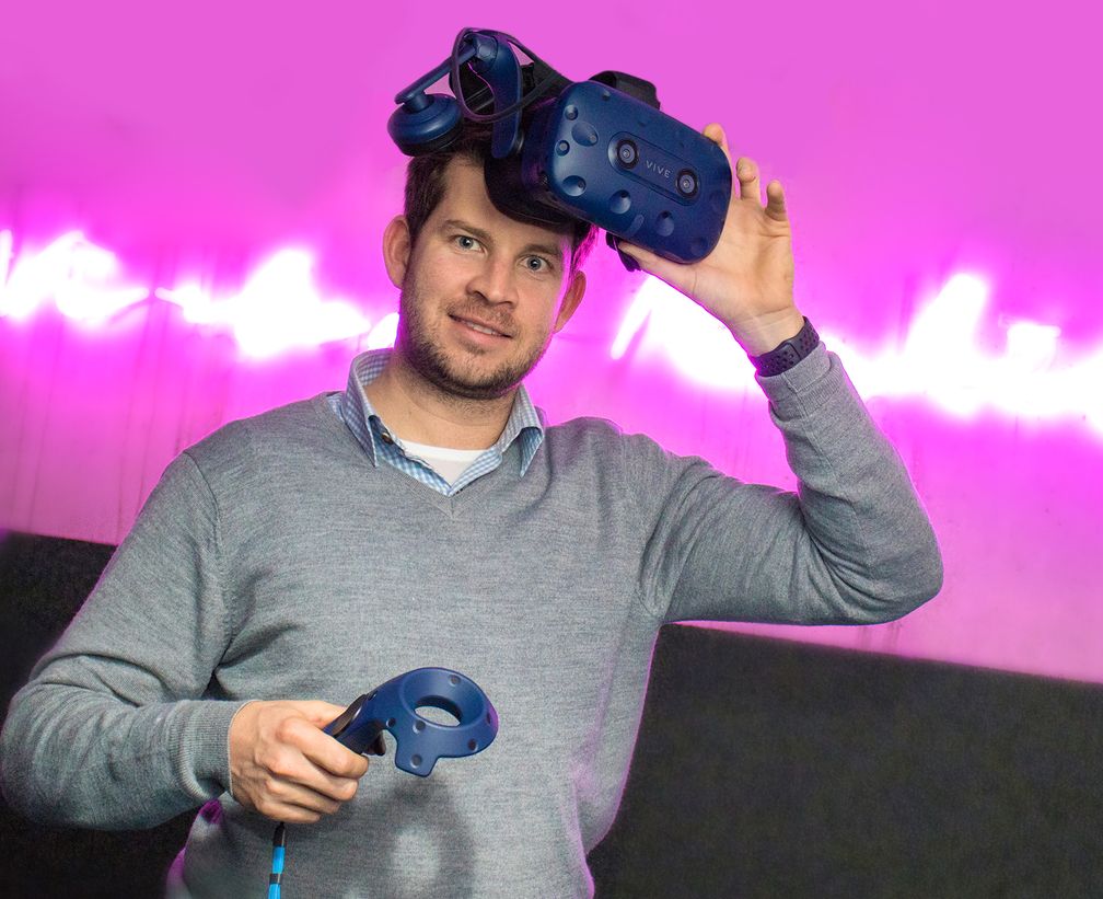 Hoteldirektor Florian Mayer mit VR-Brille