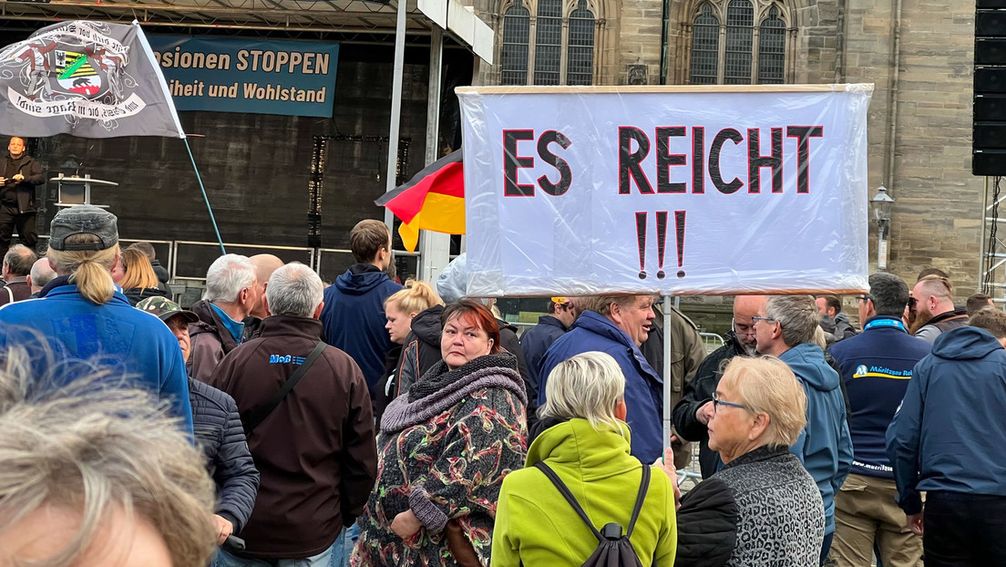 Teilnehmer der Kundgebung "Es reicht" in Magdeburg am Tag der Deutschen Einheit am 3. Oktober Bild: www.globallookpress.com