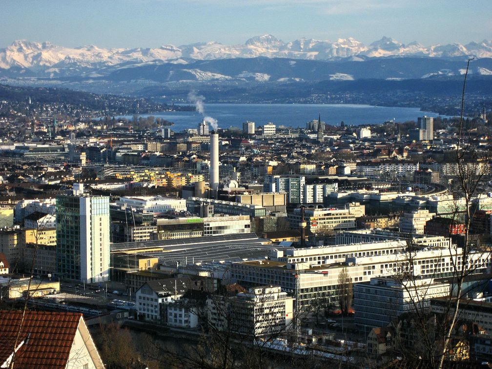Blick vom Waidberg über Zürich und den Zürichsee auf die Alpen