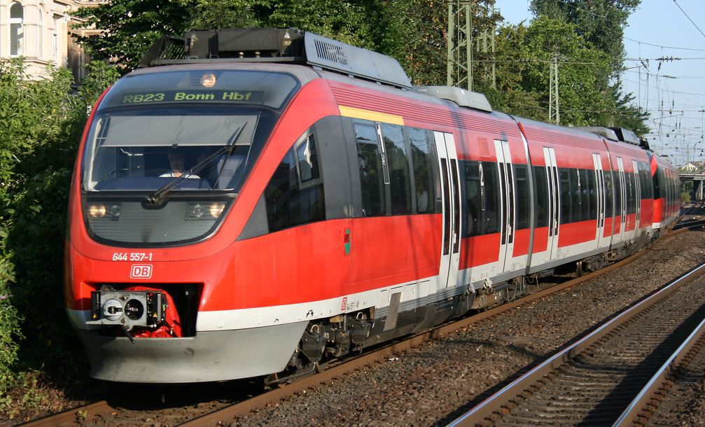 Talent der DB Baureihe 644 vor dem Bonner Hauptbahnhof