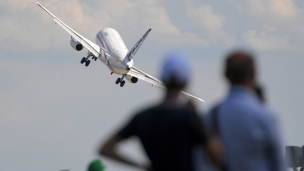 Archivbild: ein Suchoi Superjet während einer Flugschau Bild: Sputnik / Evgeny Odinokov