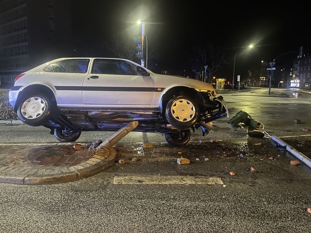 Auf dem Ampelmast war die Fahrt zu Ende. Bild: Polizei Bremerhaven