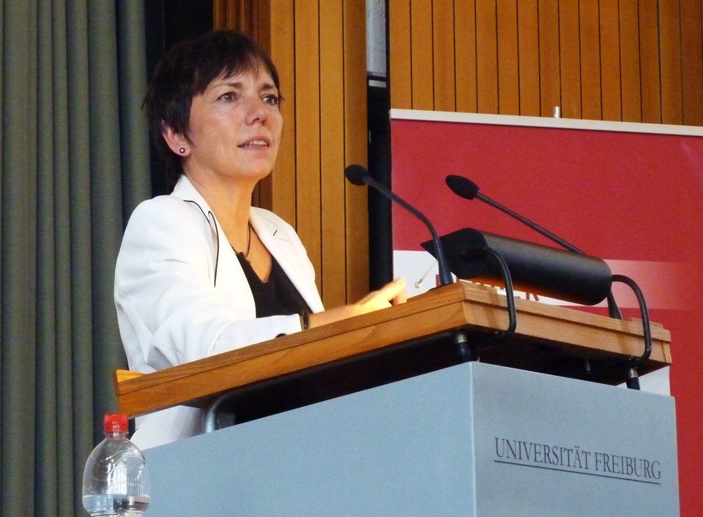 Margot Käßmann bei einem Freiburger Vortrag über die Integration von Muslimen in der deutschen Gesellschaft (2011)