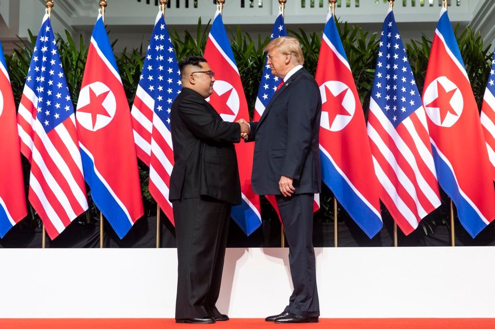 Kim Jong-un (links) und Donald Trump (rechts) beim ersten Treffen