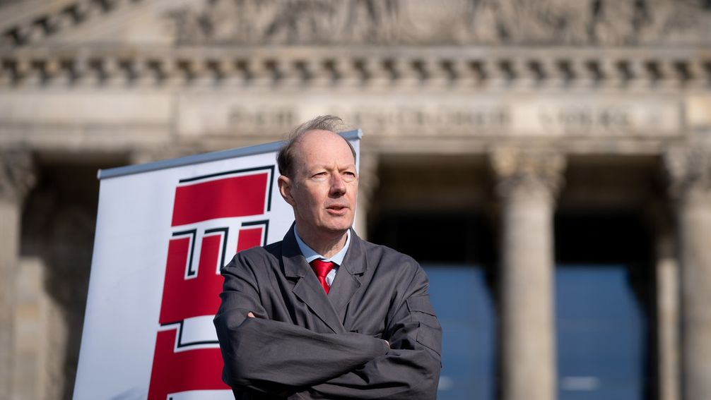 Martin Sonneborn (Die PARTEI) bei einer Aktion gegen Lobbyismus im Jahr 2021. Bild: www.globallookpress.com / Kay Nietfeld