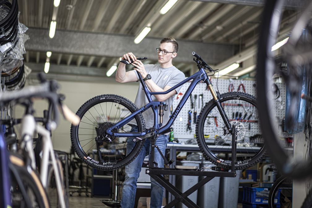 Rose-Mitarbeiter bei der Bike-Montage des Mountainbike-Modells "Root Miller" in Bocholt. Bild: ROSE Bikes GmbH Fotograf: Rose Bikes