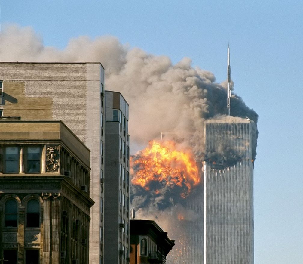 Einschlag (Explosion) im Südturm (Aufnahme von Norden)