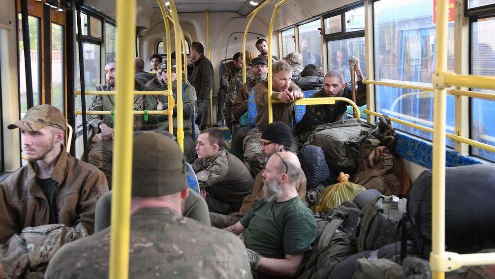 17. April 2022: Ukrainische Soldaten sitzen in einem Bus, nachdem sie das Gelände des Stahlwerks Asow-Stahl in Mariupol verlassen haben
