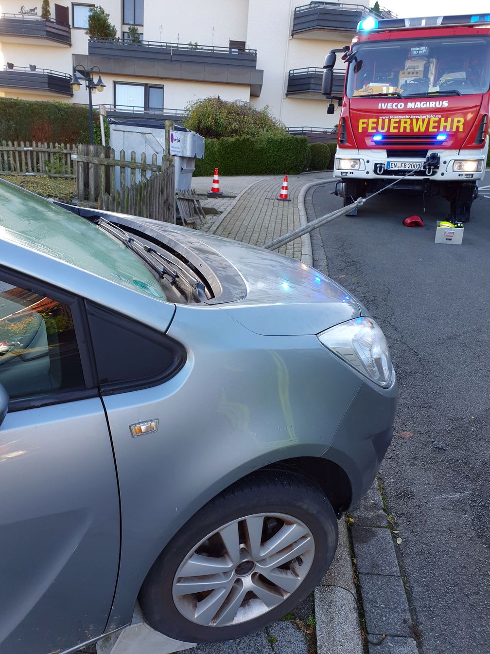 Der PKW wurde gegen Abrutschen u.a. mit einer Seilwinde gesichert. Bild: Feuerwehr Breckerfeld