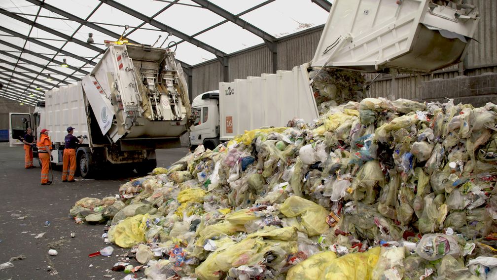 Nur ein Teil des Wertstoffes aus dem gelben Sack wird recycelt. Weiterer Text über ots und www.presseportal.de/nr/7840 / Die Verwendung dieses Bildes ist für redaktionelle Zwecke honorarfrei. Veröffentlichung bitte unter Quellenangabe: "obs/ZDF/ZDF/ Boris Mahlau"