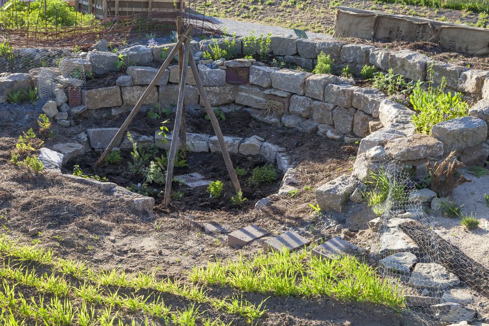 Kraterbeet mit Kräutern und Gemüse Bild: NABU/Martin Staffler