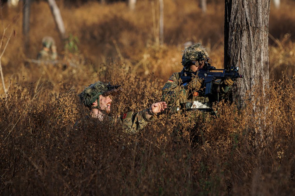 Um die deutschen Fallschirmjäger bei ihrem Angriff zu unterstützen, erhält der Soldat Anweisungen für das Deckungsfeuer / Weiterer Text über ots und www.presseportal.de/nr/127975 / Die Verwendung dieses Bildes für redaktionelle Zwecke ist unter Beachtung aller mitgeteilten Nutzungsbedingungen zulässig und dann auch honorarfrei. Veröffentlichung ausschließlich mit Bildrechte-Hinweis. Bildrechte: Bundeswehr/Marco Dorow Fotograf: Marco Dorow