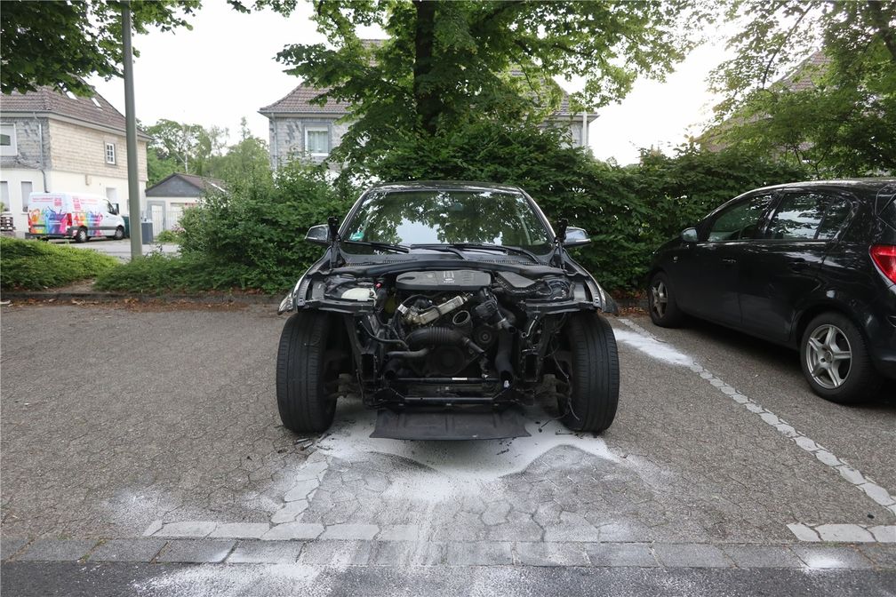 Der BMW wurde im Bereich der Front komplett ausgeschlachtet. Bild: Polizei