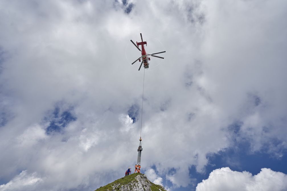 Das erste steinerne Gipfelkreuz Österreichs erreicht seinen Bestimmungsort, die Seekarlspitze in der Region Achensee, Tirol. Bild:     Achensee Tourismus