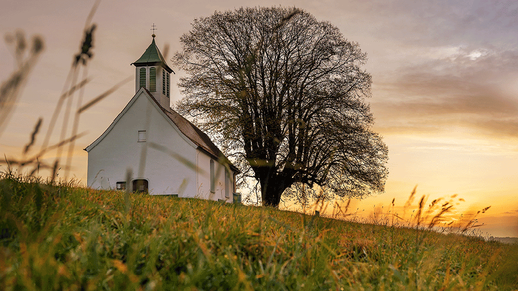 Kirche im Abendlicht (Symbolbild)