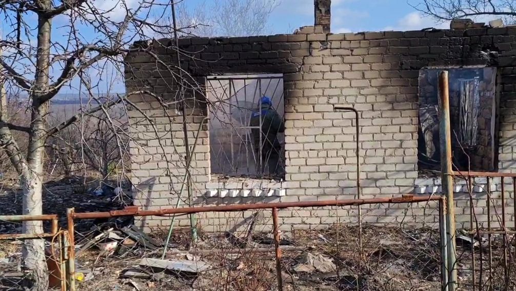 Ein beschossenes Haus in der Lugankser Volksrepublik. Beim Beschuss im Ort Nikolajewka am 20. Februar 2022 kamen zwei Menschen um.