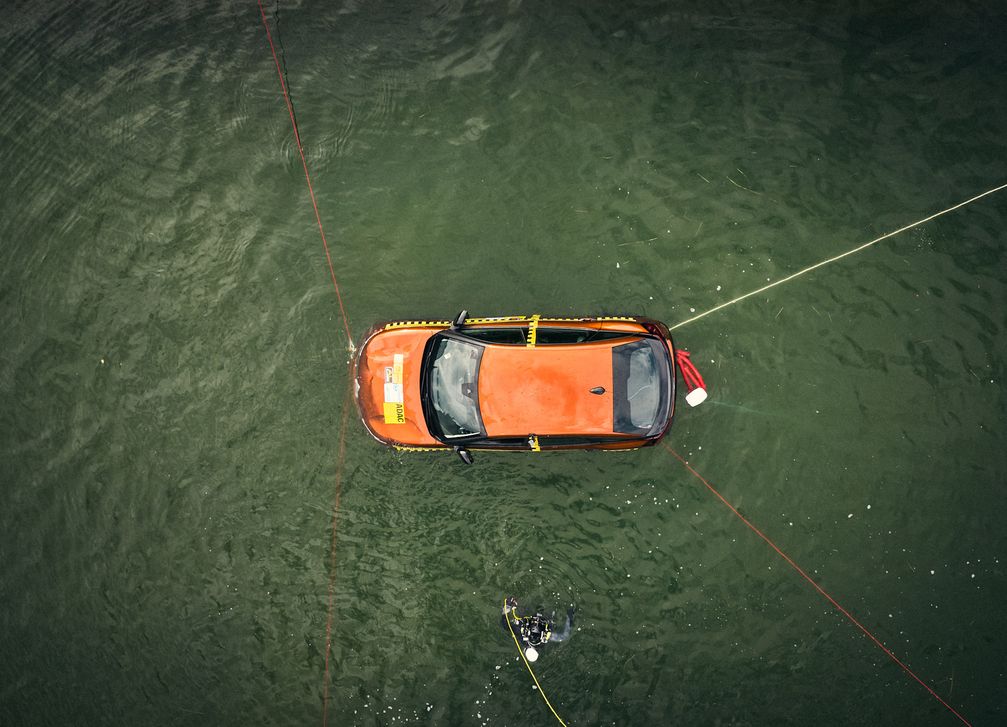 Über Wasser hielt sich das Auto nur kurz. Bild: ADAC Fotograf: Rasmus Kaessmann