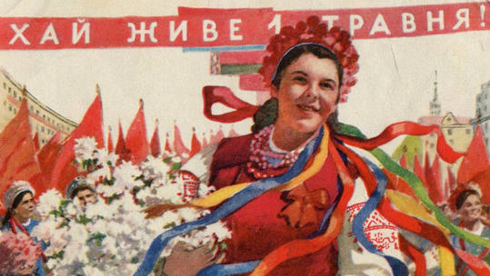 Postkarte aus der Zeit der Sowjetunion zum Tag der Arbeit, mit der in ukrainischer Sprache angebrachten Aufschrift: "Ehre dem 1. Mai" Bild: RT