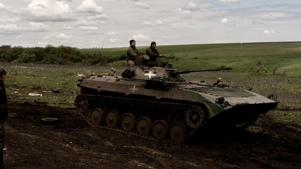 Archivbild: Ukrainisches Militär auf einem Schützenpanzer BMP-3 Bild: Gettyimages.ru / Vincenzo Circosta/Anadolu Agency