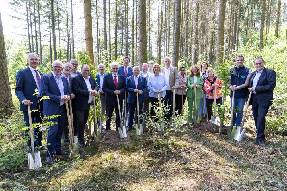 Ministerpräsidentin Anke Rehlinger (8.v.r.), Ministerin Petra Berg (5.v.r.), Bürgermeister Daniel Kiefer (2.v.r.), Eugen Witte (7.v.r.) sowie die Ministerinnen und Ministern, Staatssekretärinnen und Staatssekretären und Senatorinnen für Umwelt der Länder beim Auftakt zum "Einheitsbuddeln" am 23.5.25  Bild: MUKMAV/Kathrin Hinsberger Fotograf: MUKMAV M3